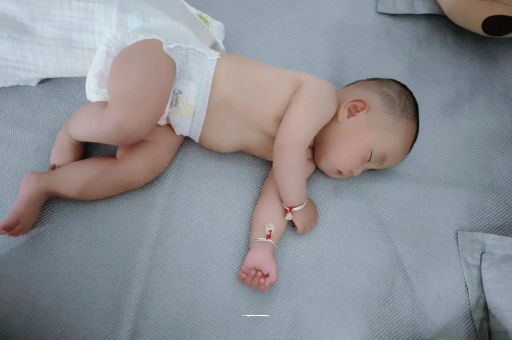 博尔塔拉蒙古三个月宝宝抬头不稳